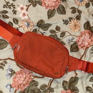 lululemon fanny pack / orange